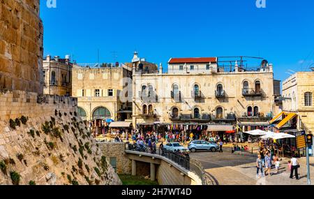 Gerusalemme, Israele - 12 ottobre 2017: Piazza Omar Ibn El-Khattab accanto alla Torre della cittadella di Davide e alla porta di Jaffa nella città vecchia di Gerusalemme Foto Stock