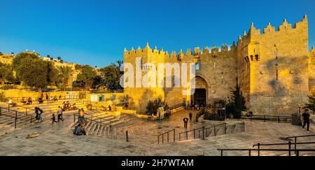 Gerusalemme, Israele - 13 ottobre 2017: Damasco porta delle antiche mura della città vecchia che conduce al mercato bazar del quartiere musulmano di Gerusalemme Foto Stock