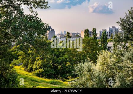 Varsavia, Polonia - 24 luglio 2021: Vista panoramica di Ursynow e del quartiere centrale di Środmiescie con intense aree residenziali vicino a Las Kabacki F. Foto Stock