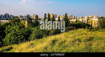 Varsavia, Polonia - 24 luglio 2021: Vista panoramica del distretto di Kabaty e Ursynow con intense aree residenziali nei pressi della foresta di Las Kabacki in Warsa Foto Stock