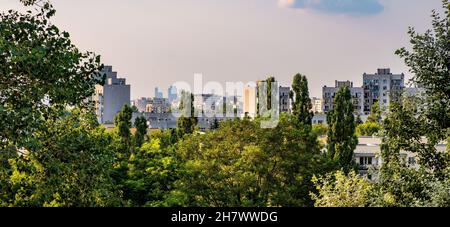 Varsavia, Polonia - 24 luglio 2021: Vista panoramica di Ursynow e del quartiere centrale di Środmiescie con intense aree residenziali vicino a Las Kabacki F. Foto Stock