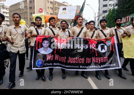 25 novembre 2021, Dhaka, Bangladesh: Gli studenti che guidano la processione chiedendo giustizia per le loro strade di sicurezza e pari .. Studenti del Notre Dame College hanno organizzato una dimostrazione chiedendo giustizia per il loro ucciso collega Nayeem Hassan e strade sicure. Nayeem è stato ucciso in un incidente stradale il 25 novembre. L'incidente è stato causato da un camion di dump della Dhaka South City Corporation. Gli studenti hanno organizzato per la prima volta una dimostrazione presso il luogo dell'incidente e successivamente si sono trasferiti al Dhaka South City Corporation Building chiedendo di vedere il Sindaco. (Credit Image: © Rizwan/Pacific Press via ZUMA Press Wire) Foto Stock