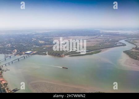 Fiume aereo e paesaggio fluviale dell'India, con belle nuvole bianche nell'atmosfera, immagine scattata nel cielo dall'aeroplano. Immagine stock della natura. Foto Stock