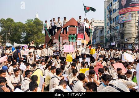 25 novembre 2021, Dhaka, Bangladesh: Gli studenti dimostrano vicino al punto di incidente.. Gli studenti del Notre Dame College hanno organizzato una dimostrazione chiedendo giustizia per il loro collega ucciso Nayeem Hassan e strade sicure. Nayeem è stato ucciso in un incidente stradale il 25 novembre. L'incidente è stato causato da un camion di dump della Dhaka South City Corporation. Gli studenti hanno organizzato per la prima volta una dimostrazione presso il luogo dell'incidente e successivamente si sono trasferiti al Dhaka South City Corporation Building chiedendo di vedere il Sindaco. (Credit Image: © Rizwan/Pacific Press via ZUMA Press Wire) Foto Stock