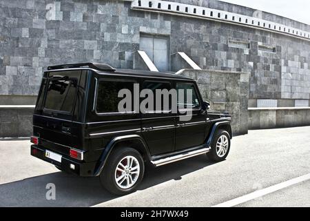 Kiev, Ucraina - 12 maggio 2013: Tedesco SUV Mercedes Benz G500 in città Foto Stock