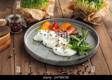 Peperone al forno con insalata di mousse al formaggio feta Foto Stock
