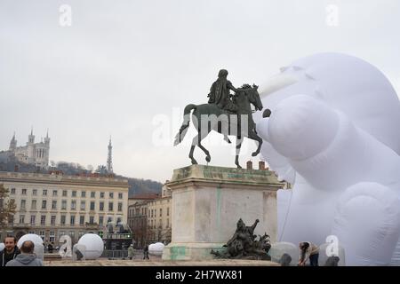 A Lione, Francia, il 6 dicembre 2018, il Festival delle luci in città. Animazione su Place Bellecour, Les Anooki Foto Stock