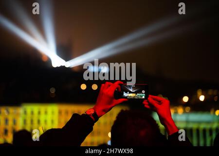 A Lione, Francia, il 6 dicembre 2018, il Festival delle luci in città. Migliaia di turisti vengono a vedere lo spettacolo. Foto Stock