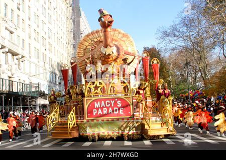 New York, Stati Uniti. 25 Nov 2021. (NUOVO) 95th Macy's Thanksgiving Day Parade 2021. 25 novembre 2021, New York, Stati Uniti: La 95esima sfilata Macy's Thanksgiving Day Parade 2021 è tornata con piena forza e entusiasmo pubblico lungo i viali e con 15 palloncini di personaggi giganti, 28 carri, 36 novità e inflatables patrimonio, oltre 800 clown, 10 bande di marching e nove gruppi di performance e, naturalmente, Babbo Natale. Credit: ZUMA Press, Inc. Credit: ZUMA Press, Inc./Alamy Live News Foto Stock