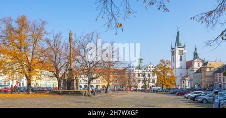 LITOMERICE, REPUBBLICA CECA - 28 OTTOBRE 2021: Piazza della Pace, Repubblica Ceca: Mirove namesti, a Litomerice il giorno d'autunno soleggiato. Repubblica Ceca Foto Stock