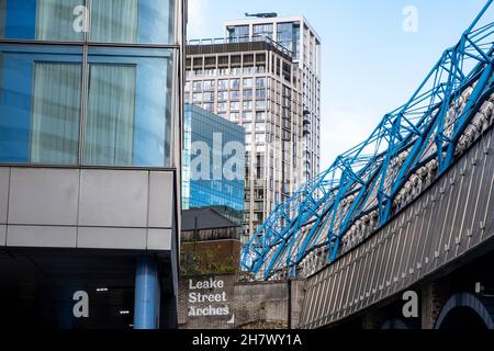 Waterloo London Inghilterra UK, novembre 21 2021, Park Plaza County Hall Hotel e Leake Street Arches Foto Stock