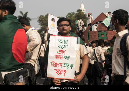 Uno studente tiene un cartello durante la protesta di sicurezza stradale a Dhaka.gli studenti di diverse istituzioni educative continuano le loro dimostrazioni per il secondo giorno a Dhaka chiedendo sicurezza sulle strade dopo la morte di uno studente del Notre Dame College in un incidente. Nayeem Hasan, studente del secondo anno del college, è stato ucciso in un incidente stradale mercoledì. Foto Stock