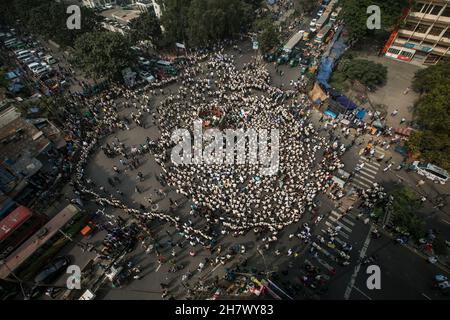 Una folla di studenti con cartelli si riunisce a Dhaka bloccando le strade durante la protesta della sicurezza stradale.studenti di diverse istituzioni educative continuano le loro dimostrazioni per il secondo giorno a Dhaka chiedendo sicurezza sulle strade dopo la morte di uno studente del Notre Dame College in un incidente. Nayeem Hasan, studente del secondo anno del college, è stato ucciso in un incidente stradale mercoledì. Foto Stock