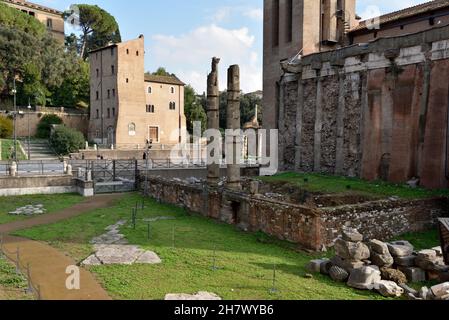 Tempio di Giano al Foro Olitorio e chiesa di San Nicola in carcere, Roma Foto Stock