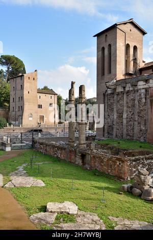 Tempio di Giano al Foro Olitorio e chiesa di San Nicola in carcere, Roma Foto Stock