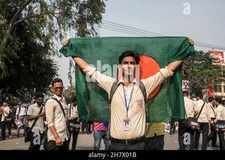 Dhaka, Bangladesh. 25 Nov 2021. Uno studente detiene la bandiera del Bangladesh durante la protesta per la sicurezza stradale a Dhaka.studenti di diverse istituzioni educative continuano le loro dimostrazioni per il secondo giorno a Dhaka chiedendo sicurezza sulle strade dopo la morte di uno studente del Notre Dame College in un incidente. Nayeem Hasan, studente del secondo anno del college, è stato ucciso in un incidente stradale mercoledì. (Foto di Sazzad Hossain/SOPA Images/Sipa USA) Credit: Sipa USA/Alamy Live News Foto Stock