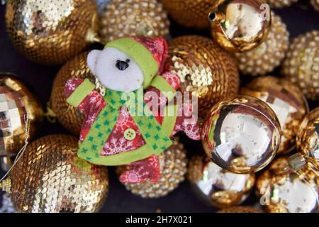 Snowman e ornamenti di Natale su palle dorate lucenti sullo sfondo. Buon natale. Orizzontale. Spazio di copia. Felice Anno Nuovo. Divertente chara festivo Foto Stock