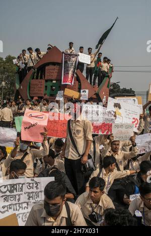 Dhaka, Bangladesh. 25 Nov 2021. Una folla di studenti tiene cartelli e striscioni durante la protesta di sicurezza stradale a Dhaka.studenti di diverse istituzioni educative continuano le loro dimostrazioni per il secondo giorno a Dhaka chiedendo sicurezza sulle strade dopo la morte di uno studente Notre Dame College in un incidente. Nayeem Hasan, studente del secondo anno del college, è stato ucciso in un incidente stradale mercoledì. (Foto di Sazzad Hossain/SOPA Images/Sipa USA) Credit: Sipa USA/Alamy Live News Foto Stock