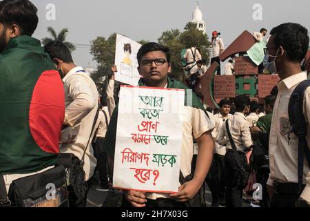 Dhaka, Bangladesh. 25 Nov 2021. Uno studente tiene un cartello durante la protesta di sicurezza stradale a Dhaka.gli studenti di diverse istituzioni educative continuano le loro dimostrazioni per il secondo giorno a Dhaka chiedendo sicurezza sulle strade dopo la morte di uno studente del Notre Dame College in un incidente. Nayeem Hasan, studente del secondo anno del college, è stato ucciso in un incidente stradale mercoledì. (Foto di Sazzad Hossain/SOPA Images/Sipa USA) Credit: Sipa USA/Alamy Live News Foto Stock