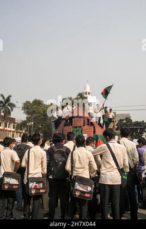 Dhaka, Bangladesh. 25 Nov 2021. Gli studenti ascoltano i relatori durante la protesta per la sicurezza stradale a Dhaka.gli studenti di diverse istituzioni educative continuano le loro dimostrazioni per il secondo giorno a Dhaka chiedendo sicurezza sulle strade dopo la morte di uno studente del Notre Dame College in un incidente. Nayeem Hasan, studente del secondo anno del college, è stato ucciso in un incidente stradale mercoledì. (Foto di Sazzad Hossain/SOPA Images/Sipa USA) Credit: Sipa USA/Alamy Live News Foto Stock