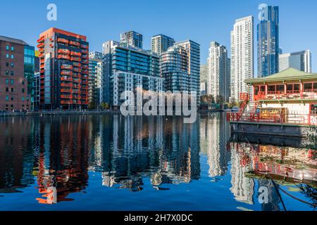 LONDRA, UK - 25 NOVEMBRE 2021: I moderni grattacieli di Canary Wharf, il centro finanziario di Londra visto attraverso Millwall Inner Dock a Canary Wharf, Londo Foto Stock