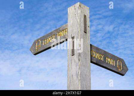 Dito segno post sul percorso sud-ovest costa Ilfracombe Devon UK GB Europa Foto Stock