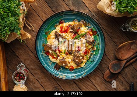 Guance di vitello gourmet con pasta di orzo Foto Stock