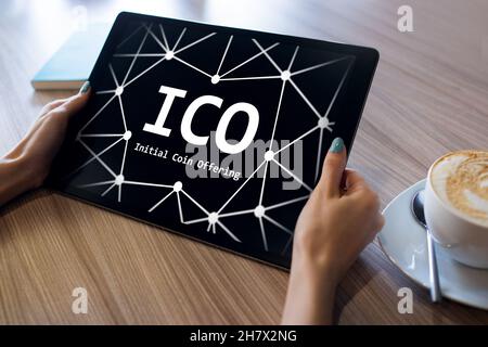 ICO - offerta di moneta iniziale. Concetto di tecnologia finanziaria e Blockchain. Foto Stock