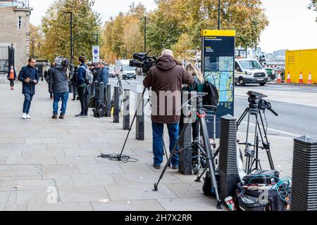 Gli equipaggi e i fotografi della macchina fotografica della stampa si sono stabiliti fuori dalla Casa di Portcullis a Westminster in preparazione ai politici emergenti, Londra, Regno Unito Foto Stock