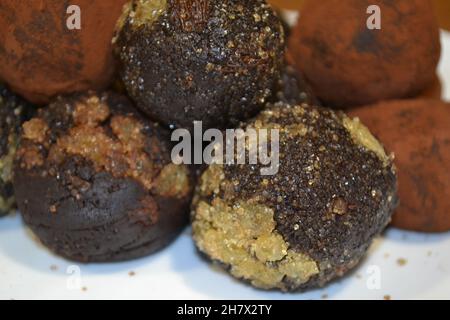 Deliziosi tartufi di cioccolato con zenzero Candeen. Vista macro su bianco. Cottura sana. Foto Stock