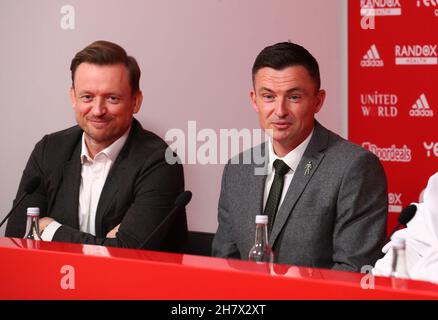 Sheffield, Regno Unito, 25 novembre 2021. Paul Heckingbottom (R) ha presentato come nuovo manager di Sheffield United accanto al CEO Stephen Bettis (L) a Bramall Lane, Sheffield. Data foto: 25 novembre 2021. Il credito d'immagine dovrebbe leggere: Simon Bellis/Sportimage Credit: Sportimage/Alamy Live News Foto Stock