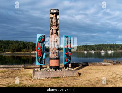 WA20408-00....WASHINGTON - Totem delle Nazioni Lummi e Saanich all'English Camp National Historic Park sull'isola di San Juan. Foto Stock