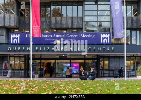 Facciata del Queen Elizabeth II Centre, una struttura congressuale nella città di Westminster, Londra, Regno Unito. Foto Stock