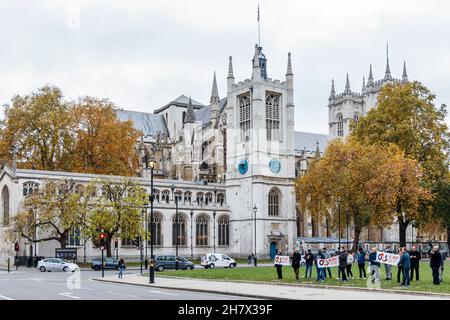 La Chiesa di St Margaret nel terreno di Westminster Abbey su Parliament Square, Londra, Regno Unito. Foto Stock