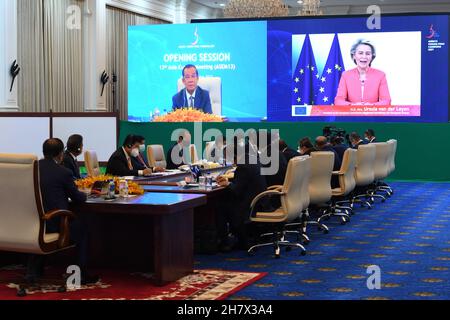 Phnom Penh. 25 Nov 2021. La foto scattata il 25 novembre 2021 mostra la sede del 13° vertice Asia-Europa (ASEM) a Phnom Penh, Cambogia. Credit: Xinhua/Alamy Live News Foto Stock