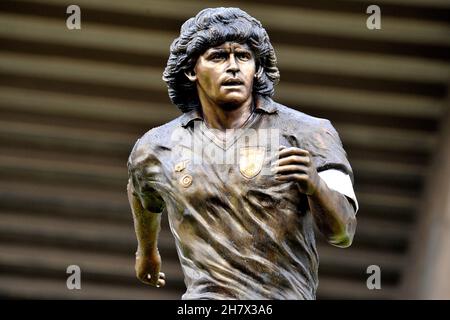 Napoli, Italia. 25 Nov 2021. Statua gigante di Diego Armando Maradona creata e donata alla città di Napoli dallo scultore Domenico Sepe, esposta all'esterno dello stadio Diego Armando Maradona, per l'anniversario della sua morte. Napoli, Italia, 25 novembre 2021. (Foto di Vincenzo Izzo/Sipa USA) Credit: Sipa USA/Alamy Live News Foto Stock