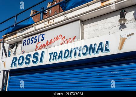 Firma della gelateria Vintage Rossi a Southend on Sea, Essex, Regno Unito. Lungomare. Tradizionale, slogan. Marchio, simbolo. Cielo blu giorno di sole Foto Stock