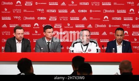 Sheffield, Regno Unito, 25 novembre 2021. Il CEO Stephen Bettis, Paul Heckingbottom, il presidente Yusuf Giansiracusa e il direttore Abdullah bin Yousef Aligamdi in una conferenza stampa per svelare Paul Heckingbottom come nuovo direttore di Sheffield Utd a Bramall Lane, Sheffield. Data foto: 25 novembre 2021. Il credito d'immagine dovrebbe leggere: Simon Bellis/Sportimage Credit: Sportimage/Alamy Live News Foto Stock