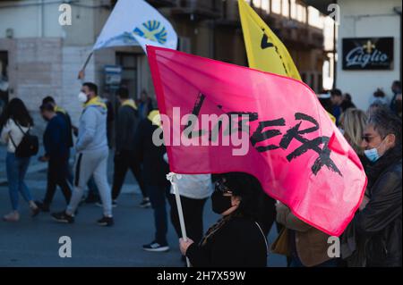 Siderno, Italia. 20 Nov 2021. Una donna ha visto tenere una bandiera libera dell'associazione anti-mafia durante la manifestazione.Una manifestazione contro le recenti intimidazioni, secondo quanto riferito dalla mafia locale («ndrangheta») a Siderno. Il nuovo sindaco Mariateresa Fragomeni, le istituzioni locali e gli studenti hanno preso parte ad una protesta organizzata dal movimento #inpiedipersiderno. (Foto di Valeria Ferraro/SOPA Images/Sipa USA) Credit: Sipa USA/Alamy Live News Foto Stock