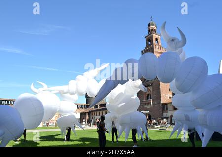 Milano, Italia - 25 settembre 2015: I partecipanti al Strà Festival delle Arti di strada stanno preparando i loro modelli Flying Giant Paper Caterpillar. Foto Stock