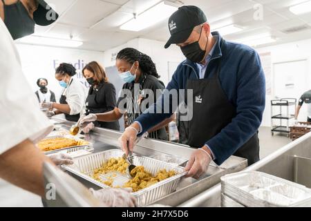 Washington DC, Stati Uniti. 24 novembre 2021. Washington, Stati Uniti d'America. 24 novembre 2021. US Second Gentleman Doug Emhoff, a destra, volontari che assemblano kit pasto Thanksgiving a DC Central Kitchen 24 novembre 2021 a Washington, DC DC la cucina centrale è un no profit che combatte la fame e la povertà attraverso la formazione professionale culinaria. Credit: Lawrence Jackson/White House Photo/Alamy Live News Foto Stock