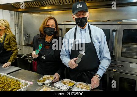 Washington DC, Stati Uniti. 24 novembre 2021. Washington, Stati Uniti d'America. 24 novembre 2021. Il Presidente degli Stati Uniti Joe Biden e il Vice Presidente Kamala Harris, a sinistra, volontario che assemblano i kit pasto Thanksgiving alla cucina centrale del DC 24 novembre 2021 a Washington, DC la cucina centrale del DC è un non-profit che combatte la fame e la povertà attraverso l'addestramento del lavoro culinario. Credit: Adam Schultz/White House Photo/Alamy Live News Foto Stock