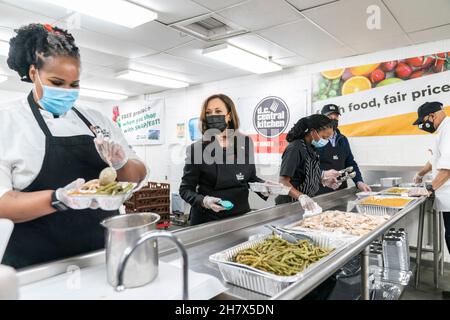 Washington, Stati Uniti d'America. 25 Nov 2021. Washington, Stati Uniti d'America. 25 novembre 2021. Il Vice Presidente degli Stati Uniti Kamala Harris, centro, volontari che assemblano kit pasto Thanksgiving alla DC Central Kitchen 24 novembre 2021 a Washington, DC DC la cucina Centrale è un no profit che combatte la fame e la povertà attraverso la formazione professionale culinaria. Credit: Lawrence Jackson/White House Photo/Alamy Live News Foto Stock