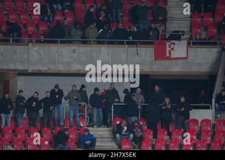 Praga, Repubblica Ceca. 25 Nov 2021. PRAGA, CZECHIA - NOVEMBRE 25: I sostenitori di Feyenoord durante la UEFA Conference League Group Stage match tra SK Slavia Praha e Feyenoord allo Stadio Sinobo il 25 Novembre 2021 a Praga, Czechia (Foto di Yannick Verhoeven/Orange Pictures) Credit: Orange Pics BV/Alamy Live News Foto Stock