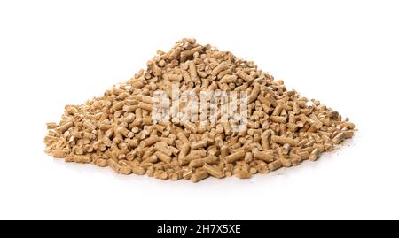 mucchio di pellet di legno su sfondo bianco Foto Stock