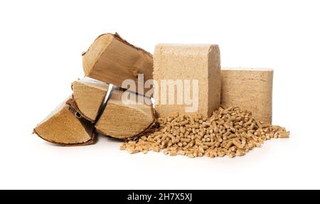 riscaldamento a biomassa - pellets di legno, bricchetti e legna da ardere su sfondo bianco Foto Stock