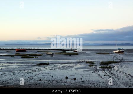 Autunnale vista in prima serata di barche ormeggiate su fango e attraverso Morecambe Bay al Lake District da Marine Road East, Morecambe, Lancashire, E. Foto Stock