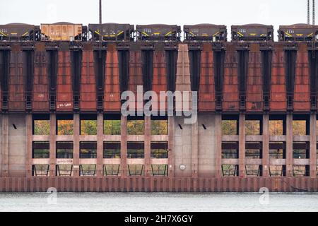 Marquette, Michigan - 20 ottobre 2021: Molo industriale sul lago superiore, da vicino Foto Stock