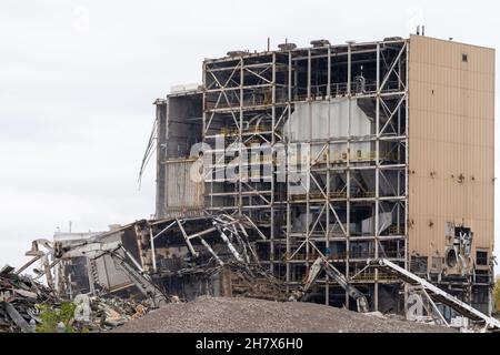Marquette, Michigan - 20 ottobre 2021: Edificio abbandonato demolito e demolito in un giorno coperto Foto Stock