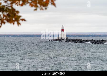 Presque Isle Harbor Breakwater Lighthouse visto dalla Marquette Michigan in autunno sul lago superiore Foto Stock